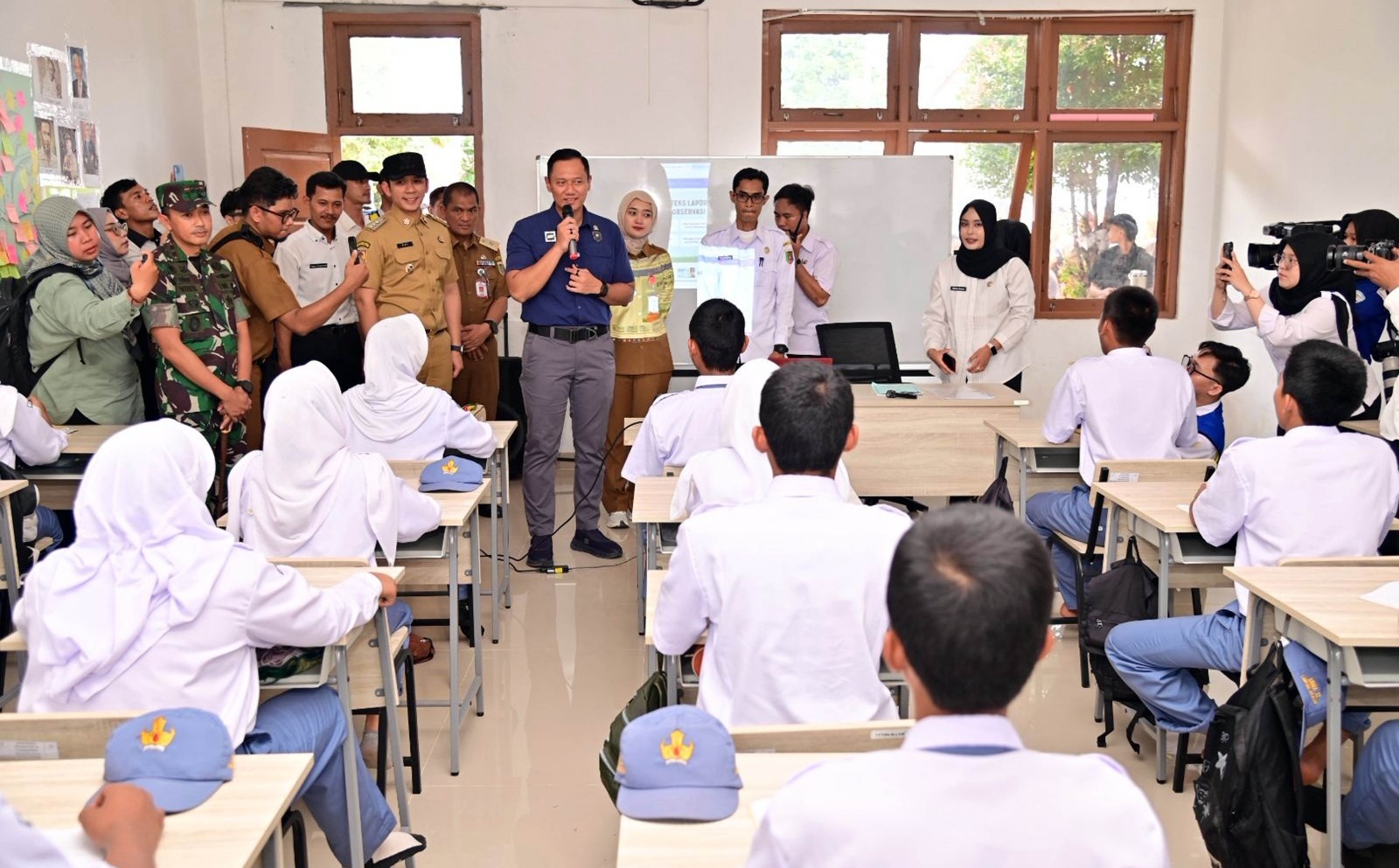 Menko AHY bersama Bupati Lampung Selatan H. Radityo Egi Pratama meninjau Sekolah Rakyat di Natar, Lampung Selatan