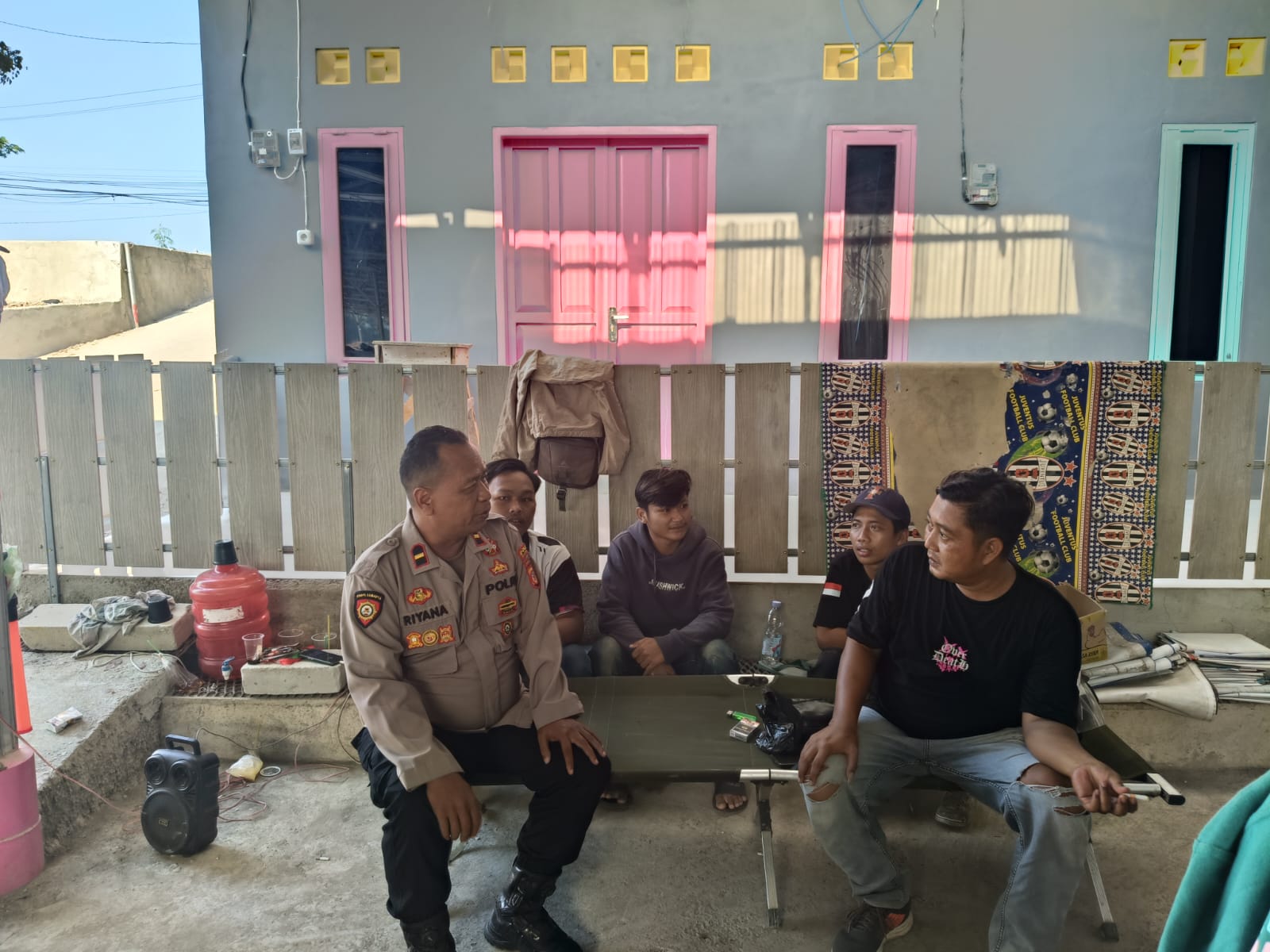 IPDA Riyana ajak masyarakat aktif menjaga keamanan dan melapor bila ada aktivitas mencurigakan.