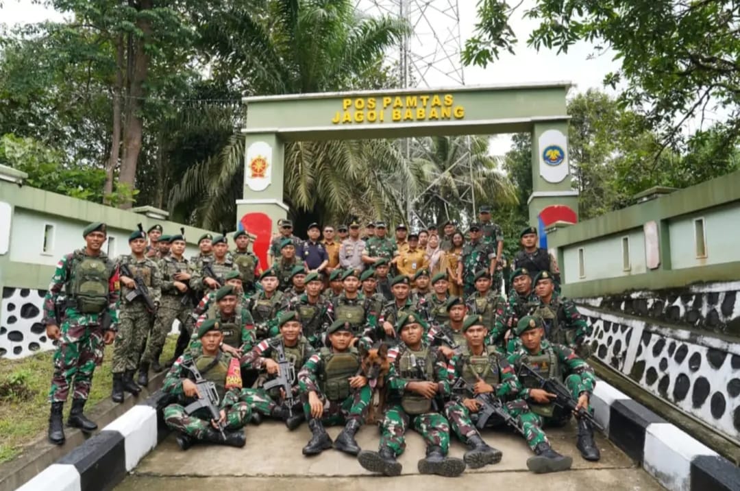 Pangdam XII/Tanjungpura Mayjen TNI Jamallulael bersama Danrem 121/Abw Brigjen TNI Purnomosidi meninjau batas negara di PLBN Jagoi Babang