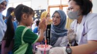 Bunda PAUD Gowa Sitti Husniah Tallenrang mengajak anak-anak membiasakan cuci tangan pakai sabun sejak dini.