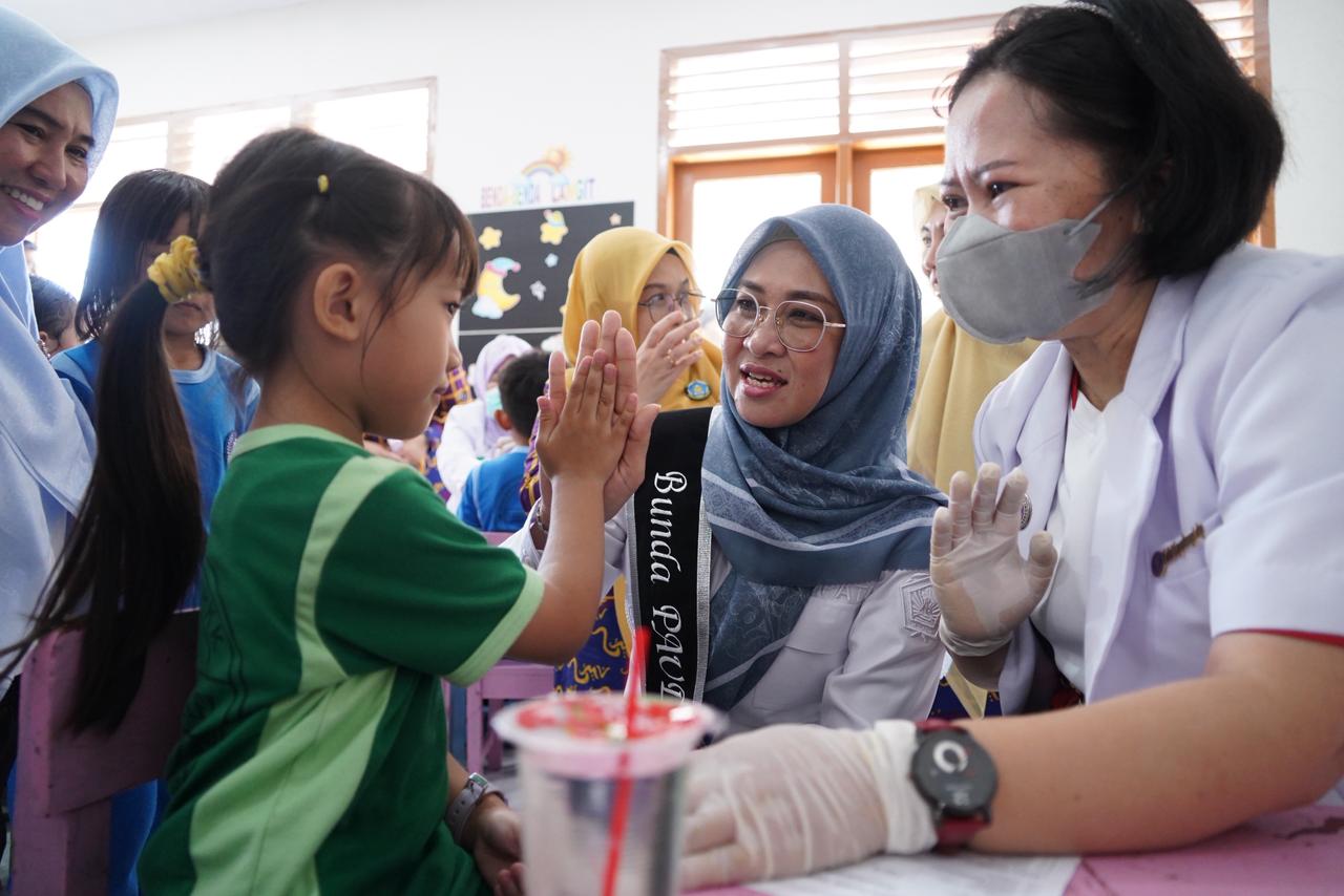 Bunda PAUD Gowa Sitti Husniah Tallenrang mengajak anak-anak membiasakan cuci tangan pakai sabun sejak dini.