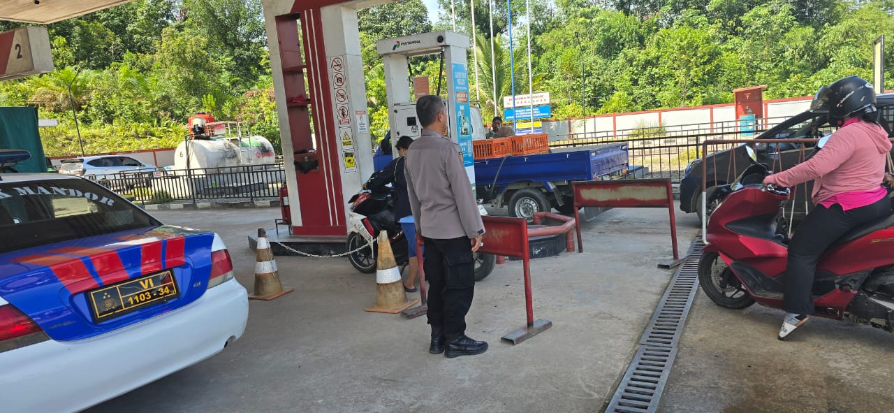Polsek Mandor Polres Landak melaksanakan patroli di SPBU untuk mencegah kecurangan dan penyalahgunaan BBM bersubsidi