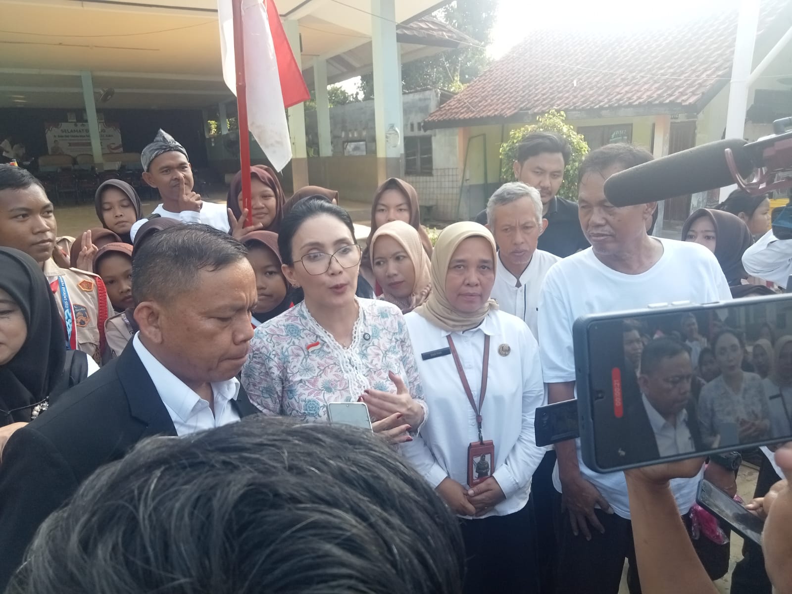 Anggota DPR RI Rieke Diah Pitaloka mendukung Pemda Purwakarta dalam sengketa lahan SMPN 1 Babakancikao.