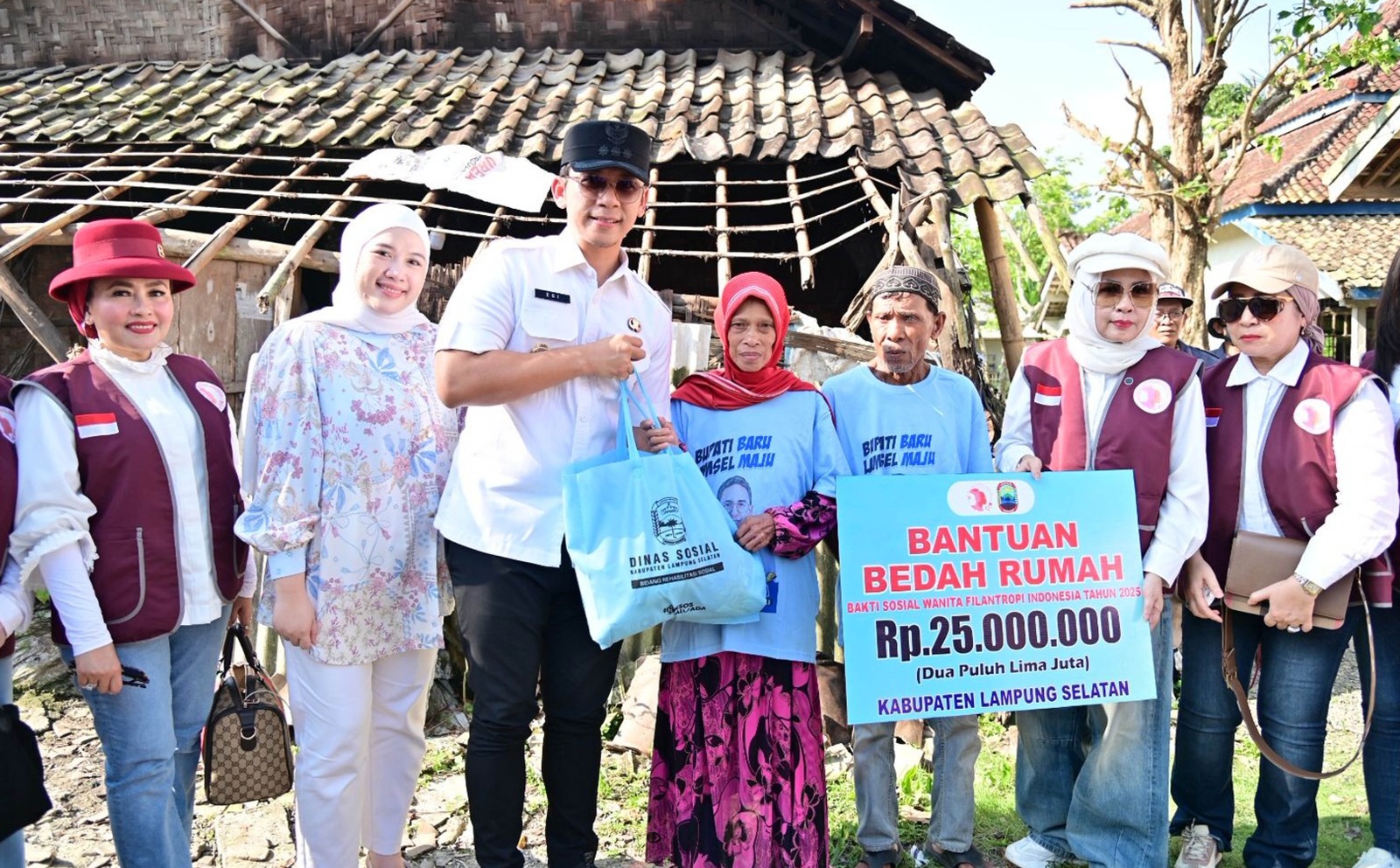 Wanita Filantropi Indonesia bekerja sama dengan Pemkab Lampung Selatan melaksanakan program bedah rumah bagi warga kurang mampu