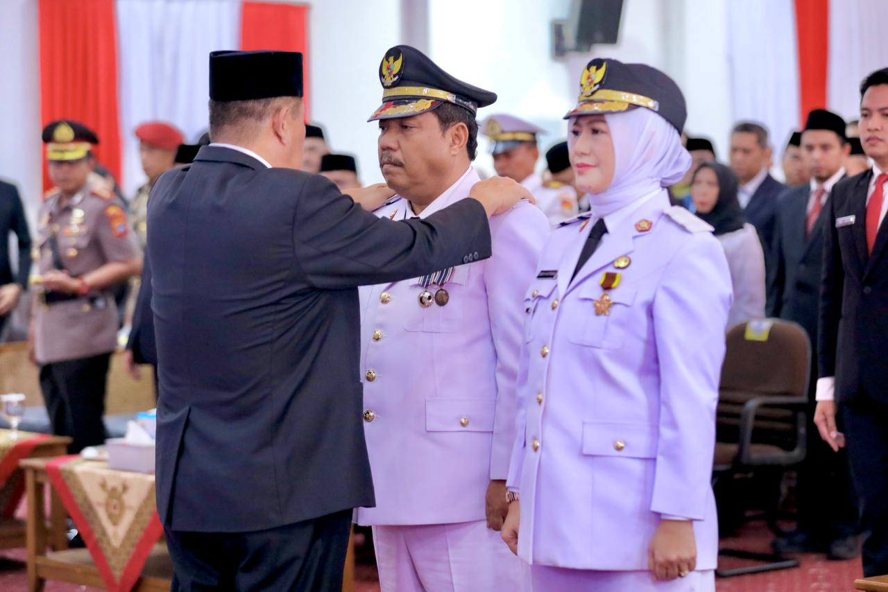 Gubernur Hidayat Arsani melantik Prof. Saparudin dan Desi Ayutrisna sebagai Wali Kota dan Wakil Wali Kota Pangkalpinang 2025–2030.