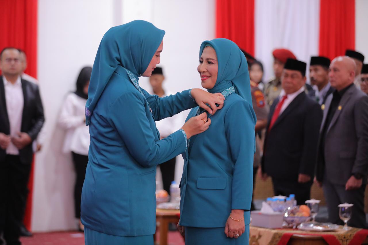 Ketua TP PKK Provinsi Babel, Noni Hidayat Arsani, melantik Ketua TP PKK Kota Pangkalpinang