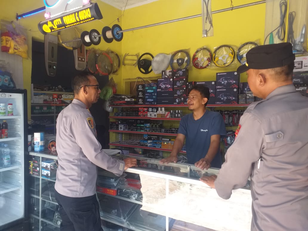 Kapolsek Cikijing AKP Asep Rusmawan menyambangi Toko Audio Elektronik di Desa Banjaransari untuk menyampaikan pesan kamtibmas