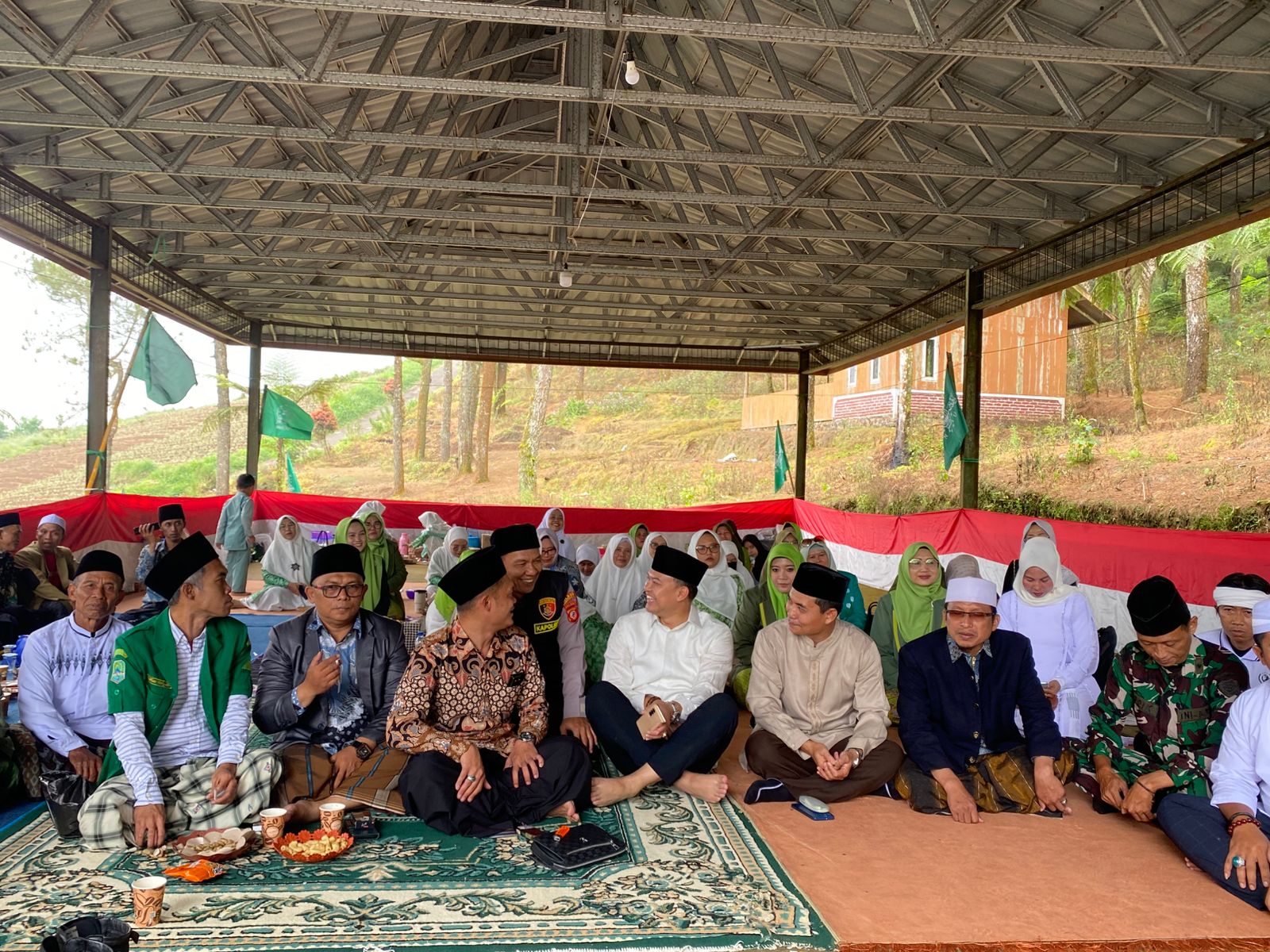 Kapolsek Cikijing AKP Asep Rusmawan menghadiri peringatan Maulid Nabi dan Hari Santri Nasional Fatayat NU Zona Selatan