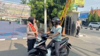 Polwan Polres Majalengka menunjukkan pelayanan prima di Pos Penjagaan Mako Polres