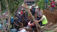 Bhabinkamtibmas Polres Pagaralam bergerak cepat mengevakuasi dua warga tertimbun longsor di Desa Dempo Rejo.