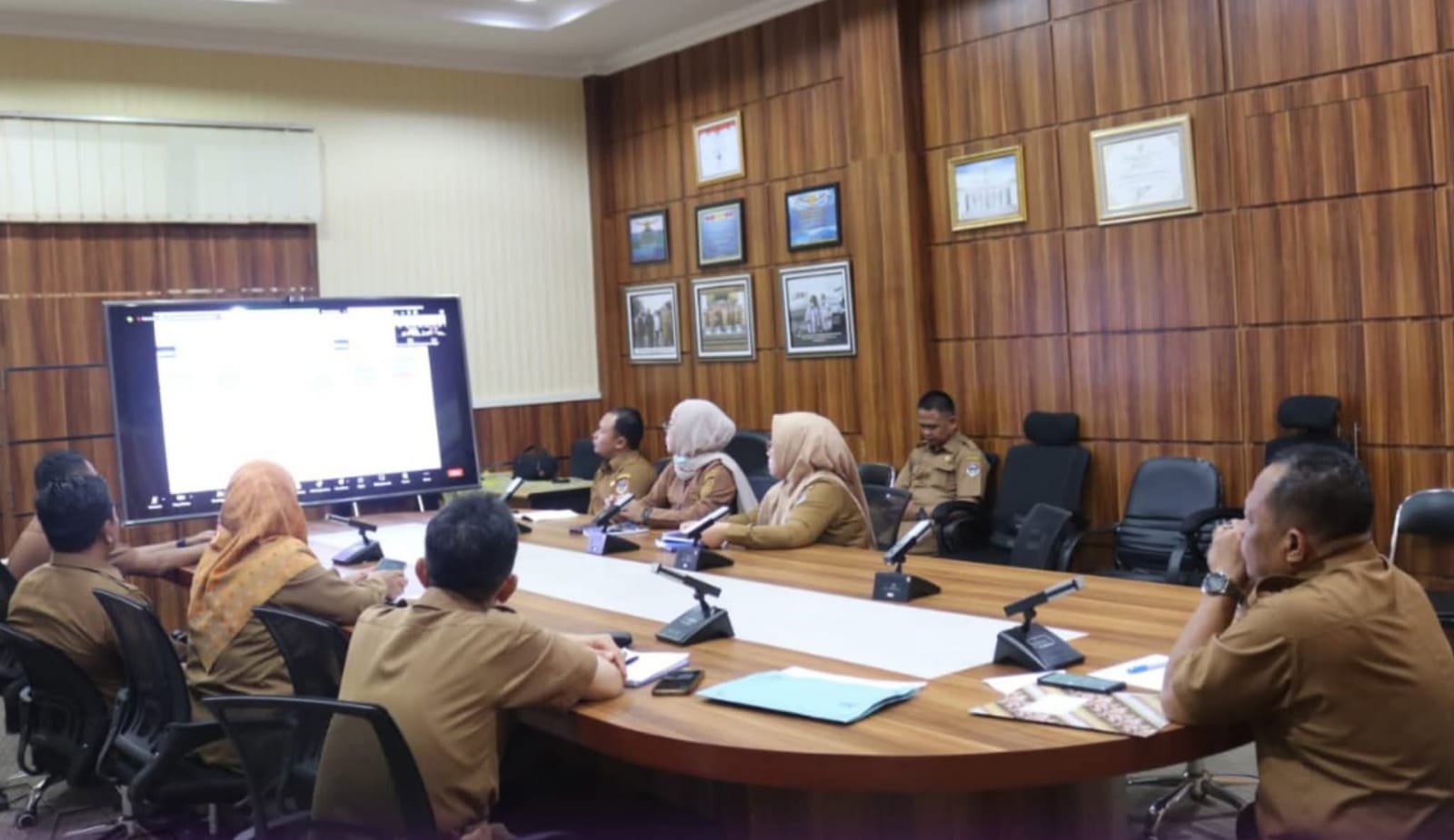Rakor ini membahas langkah percepatan realisasi belanja daerah untuk menjaga pertumbuhan ekonomi nasional. Rakor ini membahas langkah percepatan realisasi belanja daerah untuk menjaga pertumbuhan ekonomi nasional.