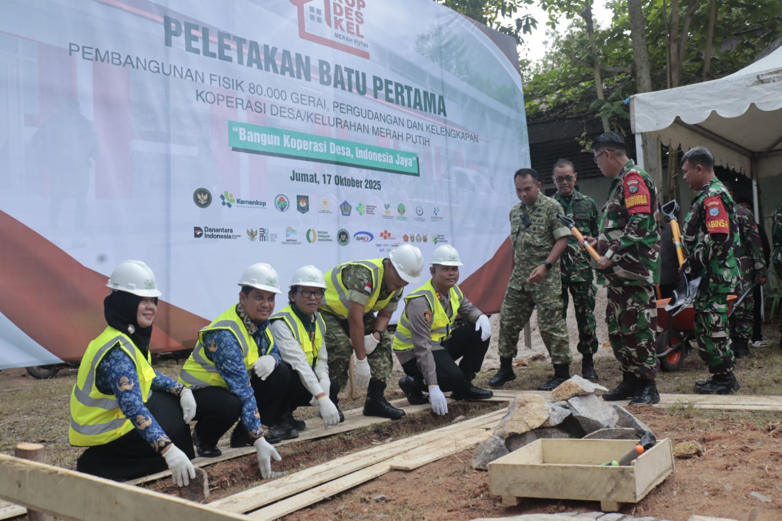 Danrem 121/Abw Brigjen TNI Purnomosidi meletakkan batu pertama pembangunan Koperasi Merah Putih di Desa Penibung,
