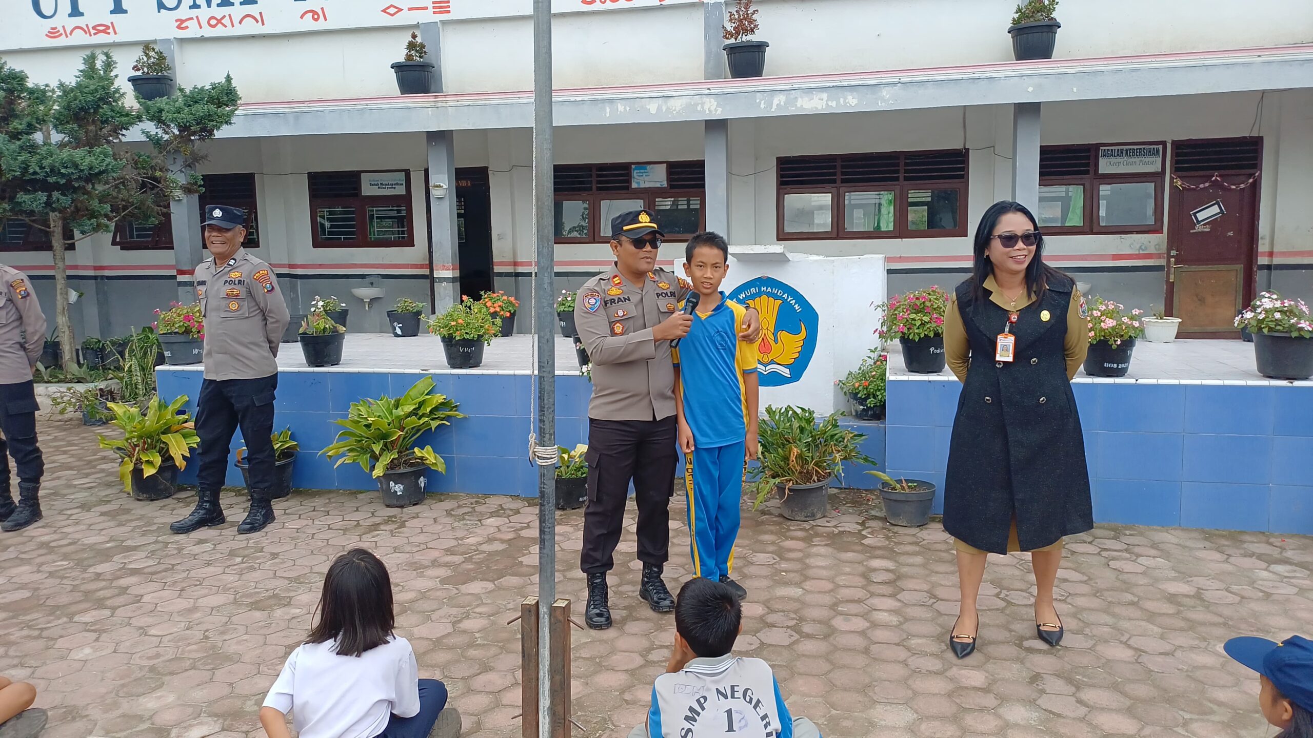 Polres Humbahas melaksanakan program Police Goes To School di SMPN 013 Sibuntuan Parpea