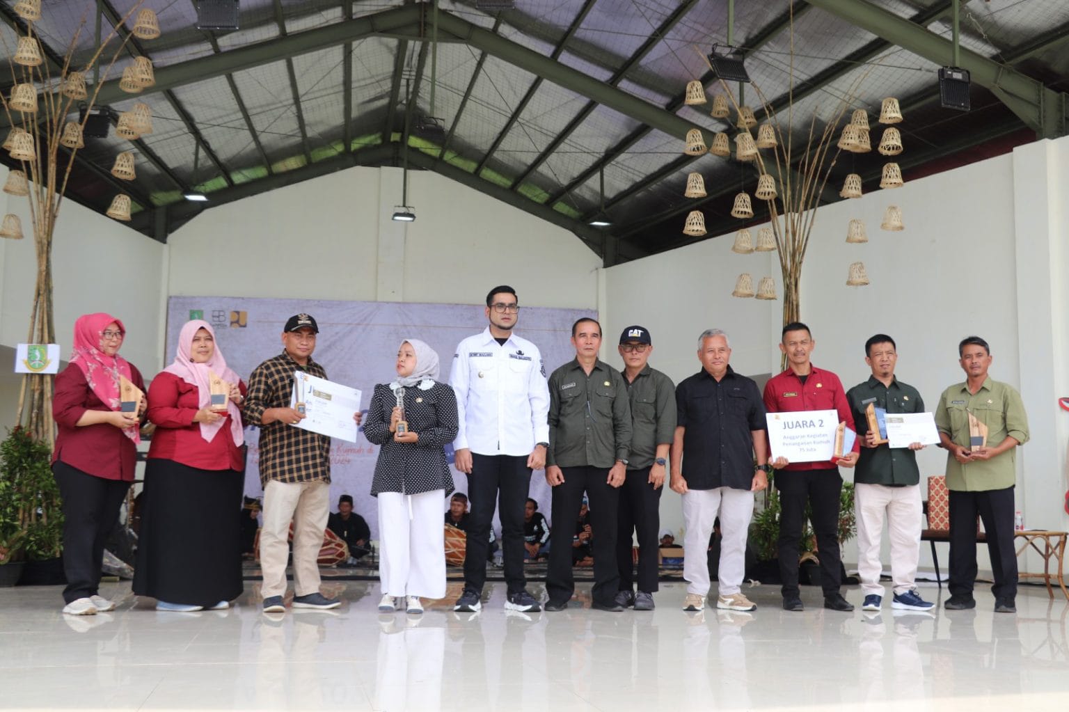 Bappeda Kota Sukabumi memberikan Anugerah Pusaka kepada sejumlah kelurahan yang berhasil menekan kawasan kumuh.