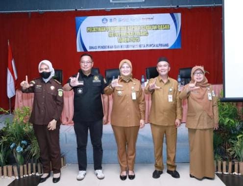 Wakil Wali Kota Pangkalpinang, Dessy Ayutrisna, membuka Pelatihan Penguatan Kepala Sekolah SD dan SMP se-Kota Pangkalpinang 2025