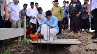 Bupati Lampung Selatan Radityo Egi Pratama meletakkan batu pertama pembangunan Gedung Thoriqoh di Palas