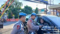 Kasi Propam Polres Majalengka Iptu Yudhi Simanjuntak memimpin Gaktibplin di pintu masuk Mapolres.