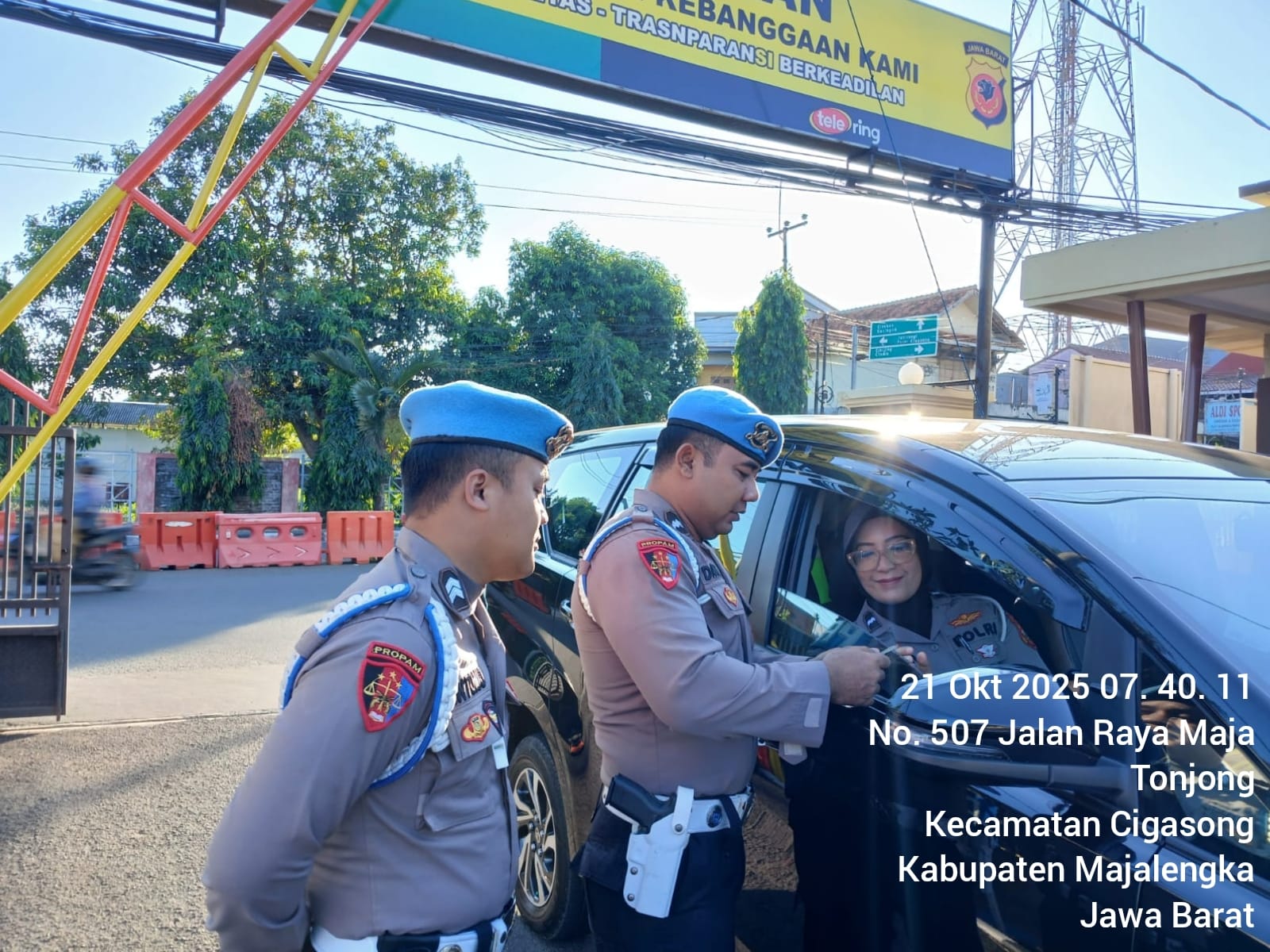 Kasi Propam Polres Majalengka Iptu Yudhi Simanjuntak memimpin Gaktibplin di pintu masuk Mapolres.