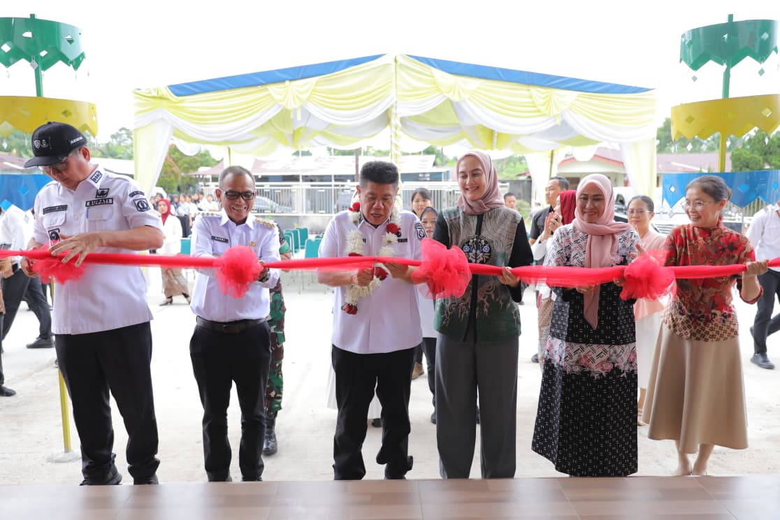 Gubernur Babel Hidayat Arsani meresmikan gedung baru SMA Keluarga Universal Belitung