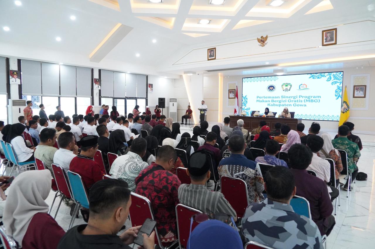 Pertemuan Bupati bersama para mitra dan pemangku kepentingan Program MBG se-Kabupaten Gowa, di Baruga Tinggimae, Kamis (23/10/2025). Pertemuan Bupati bersama para mitra dan pemangku kepentingan Program MBG se-Kabupaten Gowa, di Baruga Tinggimae, Kamis (23/10/2025).