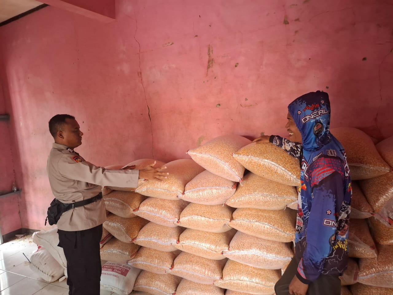 Bhabinkamtibmas Desa Cikeusik sambang warga