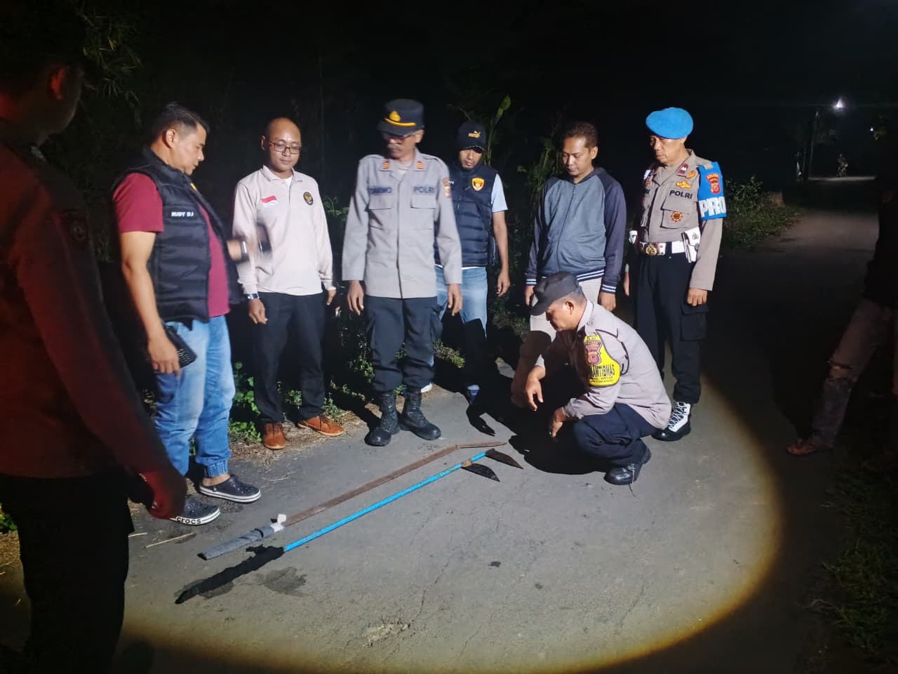 Polsek Jatiwangi Polres Majalengka menggelar patroli malam dan mengamankan dua senjata tajam yang diduga akan digunakan untuk tawuran