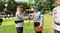 Kapolres Pagaralam AKBP Januar Kencana Setia Persada memberikan penghargaan kepada personel berprestasi