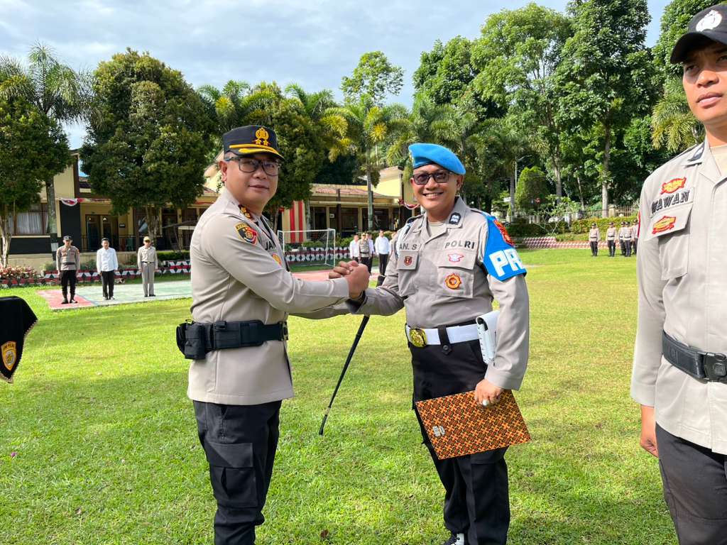 Kapolres Pagaralam AKBP Januar Kencana Setia Persada memberikan penghargaan kepada personel berprestasi
