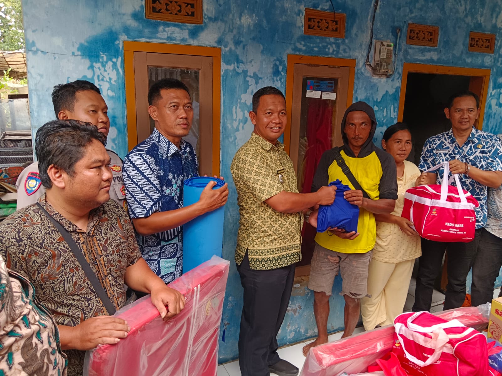 Polsek Majalengka Kota menyalurkan bantuan sembako kepada warga korban musibah konsleting listrik sebagai wujud kepedulian Polri terhadap masyarakat yang terdampak.