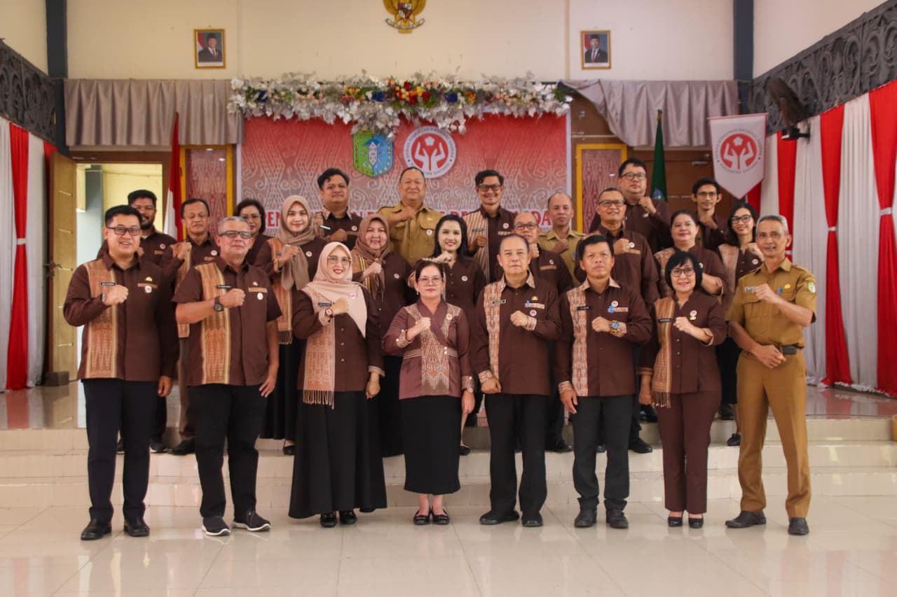 Ny. Hermina Bala mengukuhkan pengurus Dekranasda Kabupaten Sintang periode 2025-2030,