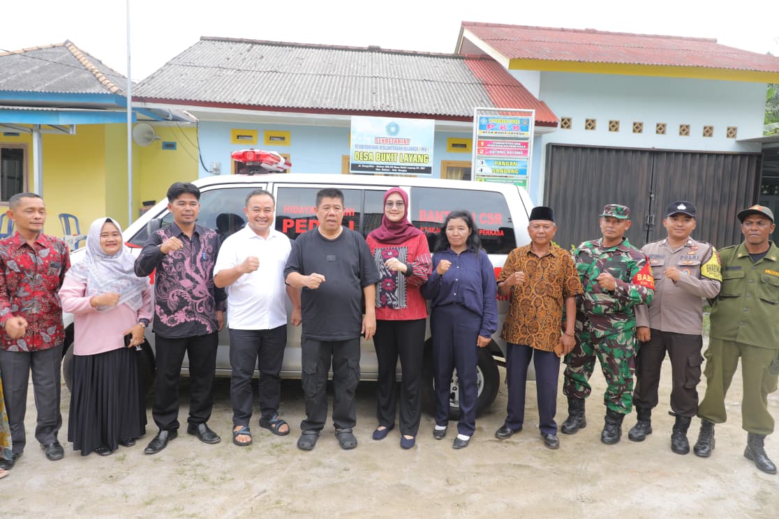 Gubernur Babel Hidayat Arsani menyerahkan ambulans pertama untuk Desa Bukit Layang, Bangka.