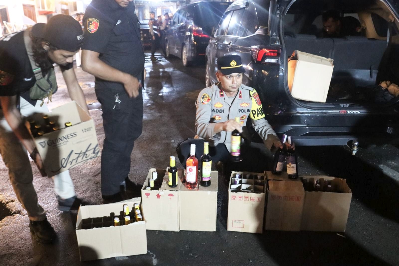 Polres Majalengka menggelar Patroli Cipta Kamtibmas mengamankan 97 botol miras