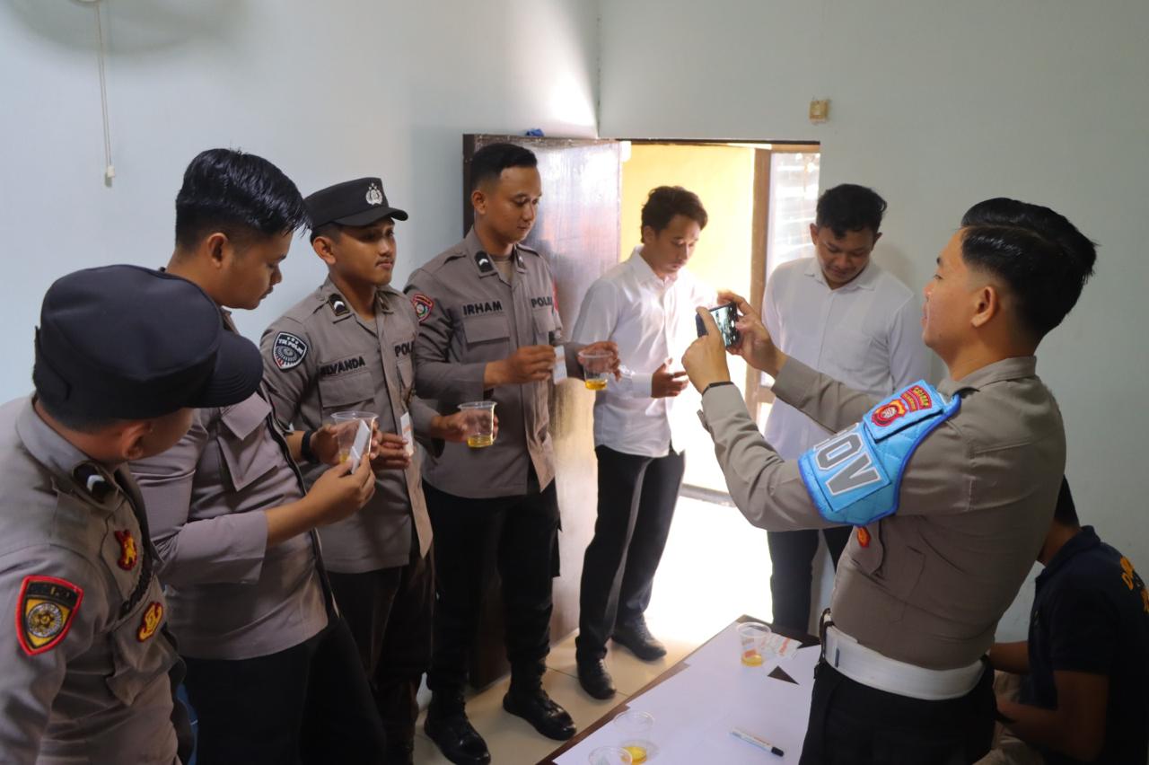 Propam Polres Sintang gelar tes urine mendadak terhadap personel untuk memastikan anggota Polri bebas dari narkoba.