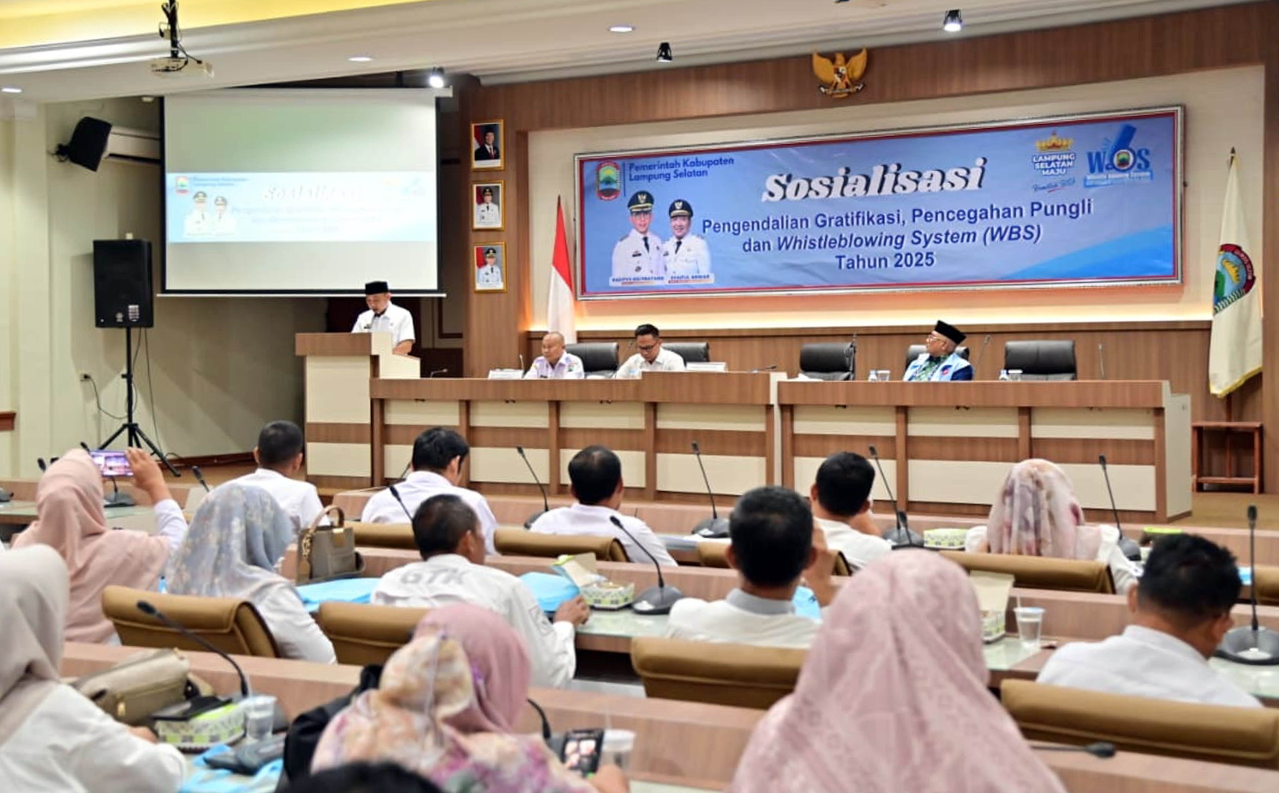 Sosialisasi Pengendalian Gratifikasi, Pencegahan Pungli, dan Whistle Blowing System (WBS) Saluran Pengaduan Tahun 2025 yang digelar di Aula Rajabasa, Kantor Bupati Lampung Selatan, Rabu (29/10/2025).