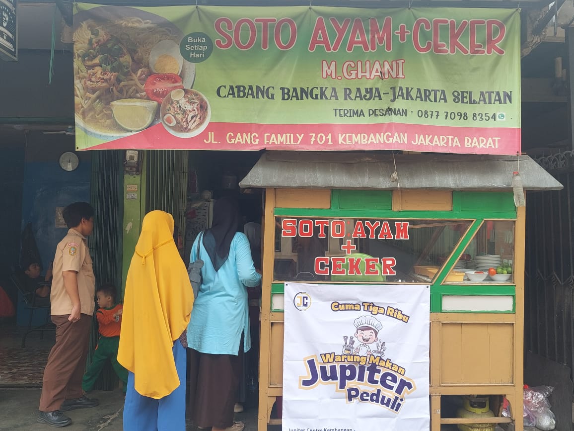 Program Warung Makan Jupiter Peduli Serba Rp3.000 di Kembangan, Jakarta Barat, membantu warga kurang mampu dengan menyediakan makanan bersubsidi, diprakarsai oleh Ketua Fraksi NasDem DPRD DKI Jakarta Jupiter SE, MM.