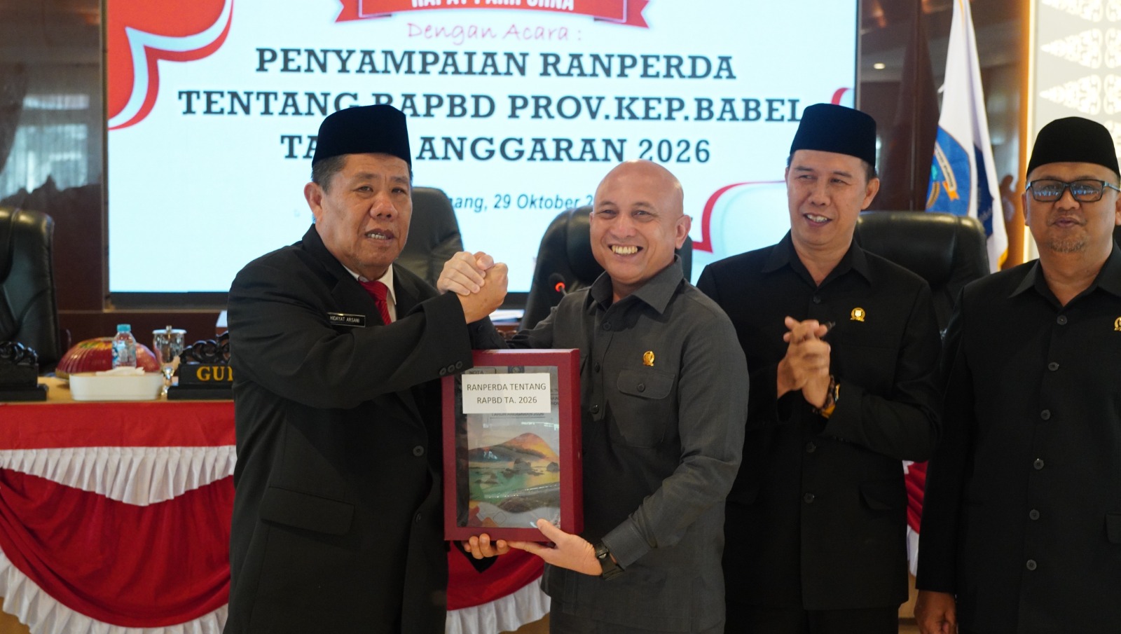 Gubernur Hidayat Arsani menyerahkan Raperda APBD 2026 kepada DPRD Babel