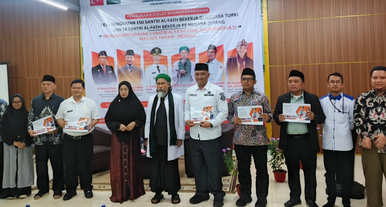 Sebanyak 150 santri Ponpes Dzikir Al-Fath Sukabumi diberangkatkan ke Turki untuk magang di hotel internasional.