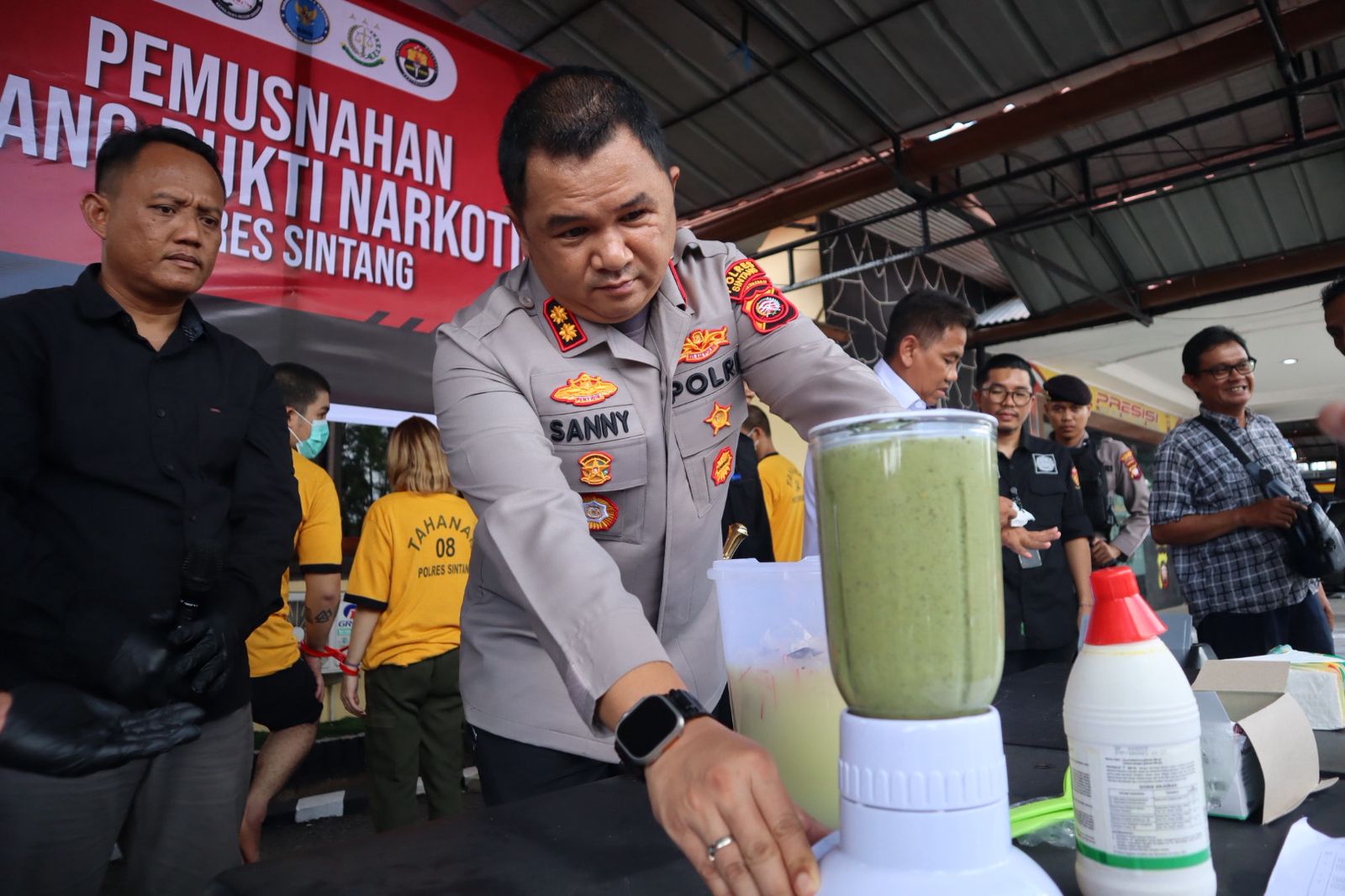 Kegiatan pemusnahan berlangsung di halaman Mapolres Sintang, Kamis (30/10) pagi, dan dipimpin langsung oleh Kapolres Sintang AKBP Sanny Handityo, S.H., S.I.K.