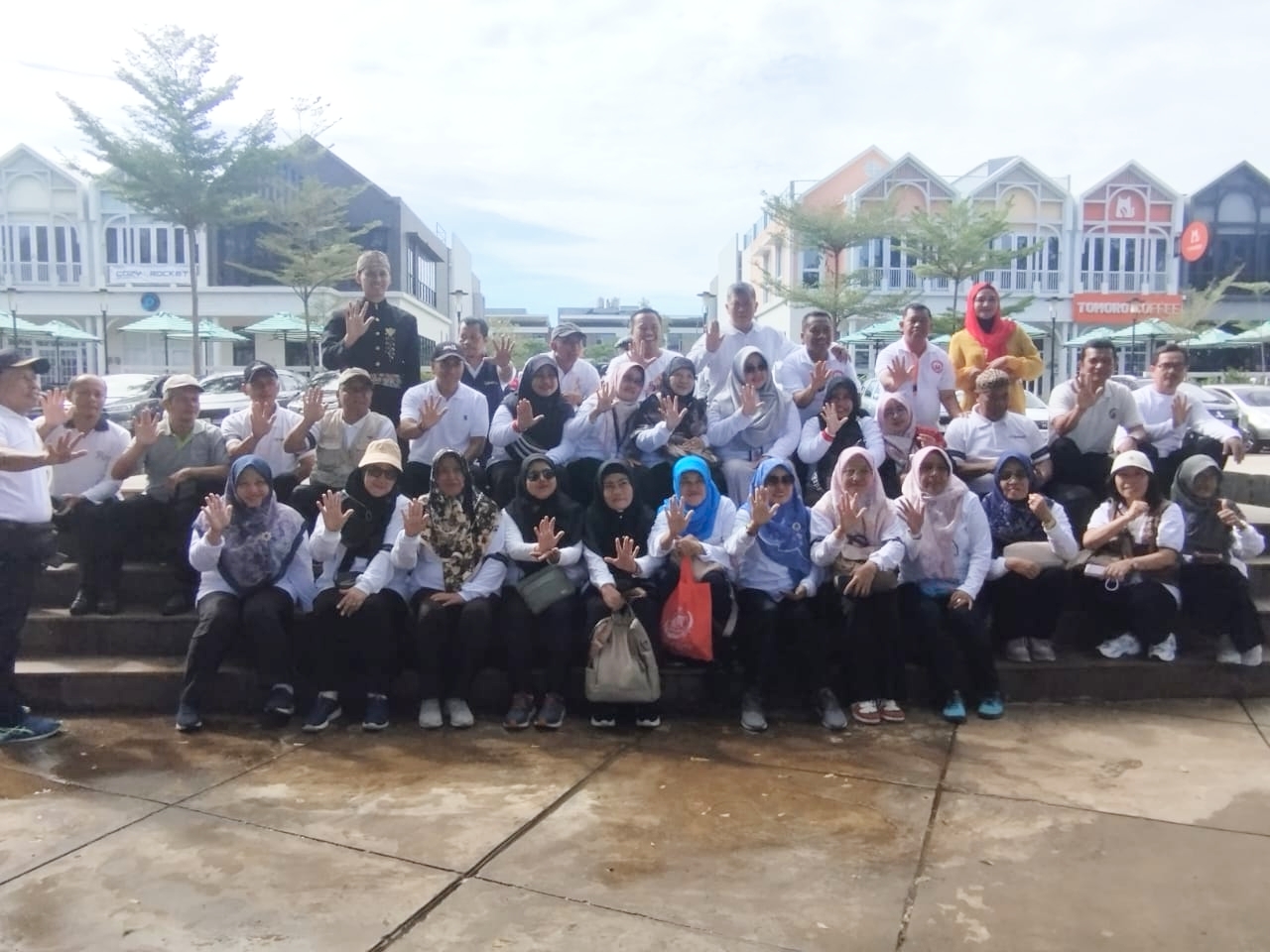 Kepala dinas Pendidikan, Nahdiana kasudin pendidikan Wilayah 1 Diding Wahyudin, bersama para kepala sekolah jakarta Barat 1. Saat kegiatan Ruang Seni di Citra 8