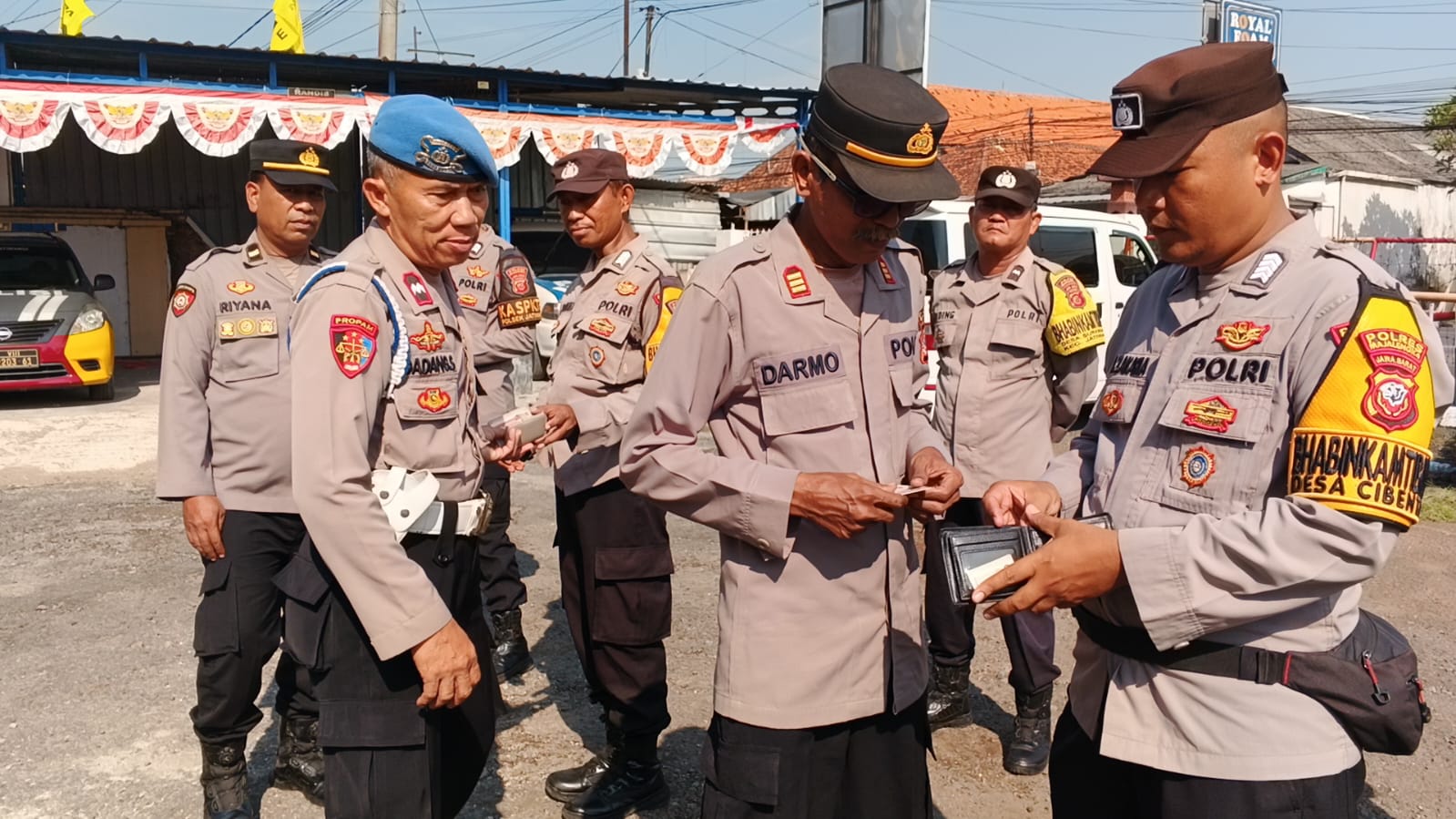 Propam Polsek Jatiwangi menggelar Gaktiblin untuk memeriksa sikap tampang, identitas, dan kelengkapan anggota.
