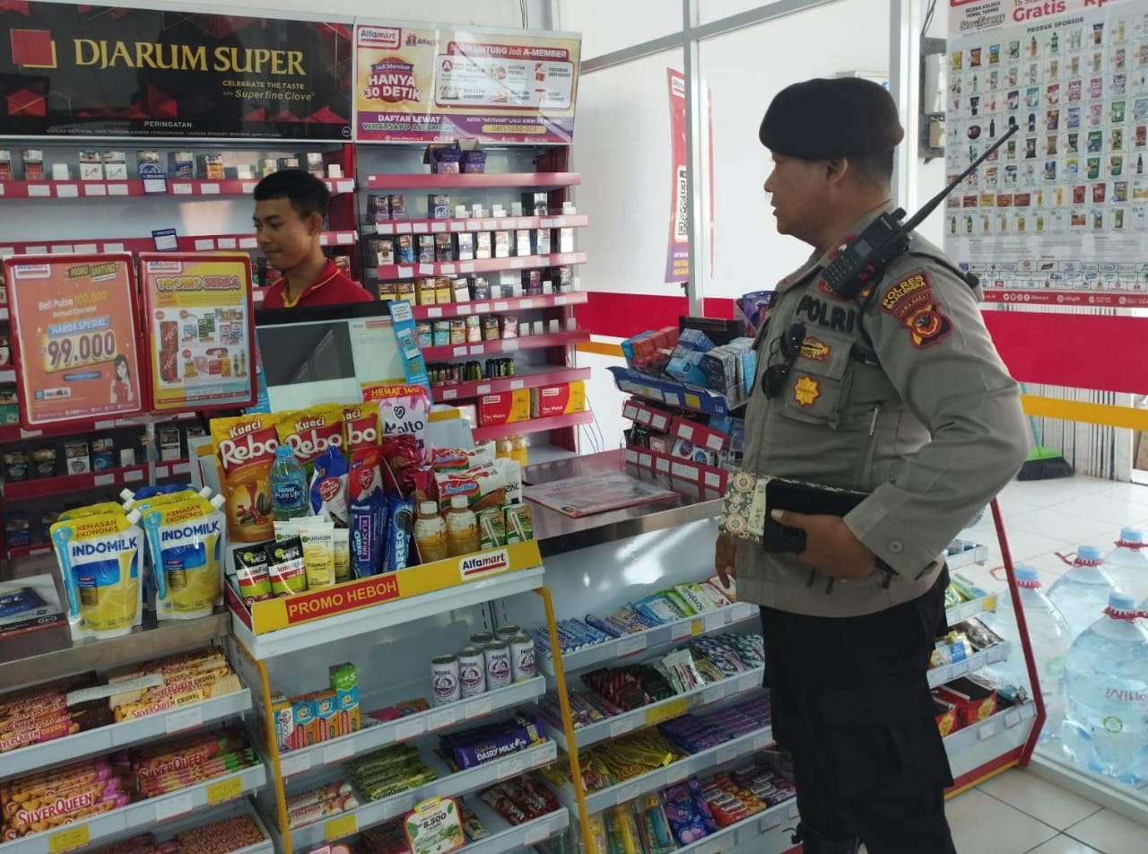 Polisi menyambangi warga, toko, dan SPBU untuk menjaga kamtibmas tetap aman dan kondusif di wilayah Majalengka.
