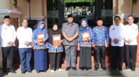 Ludi Oliansyah menyerahkan penghargaan dan Kartu Pensiun kepada PNS purna tugas