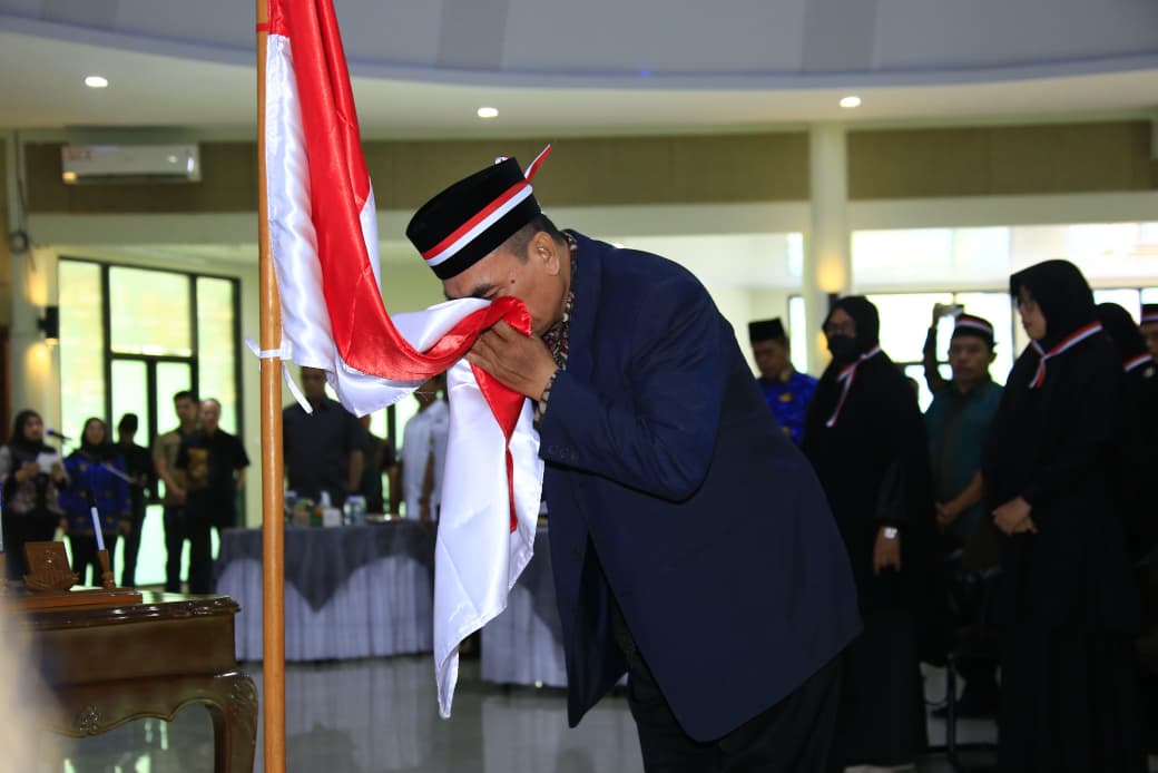 Mencium bendera Merah Putih sebagai simbol cinta tanah air. Mencium bendera Merah Putih sebagai simbol cinta tanah air.