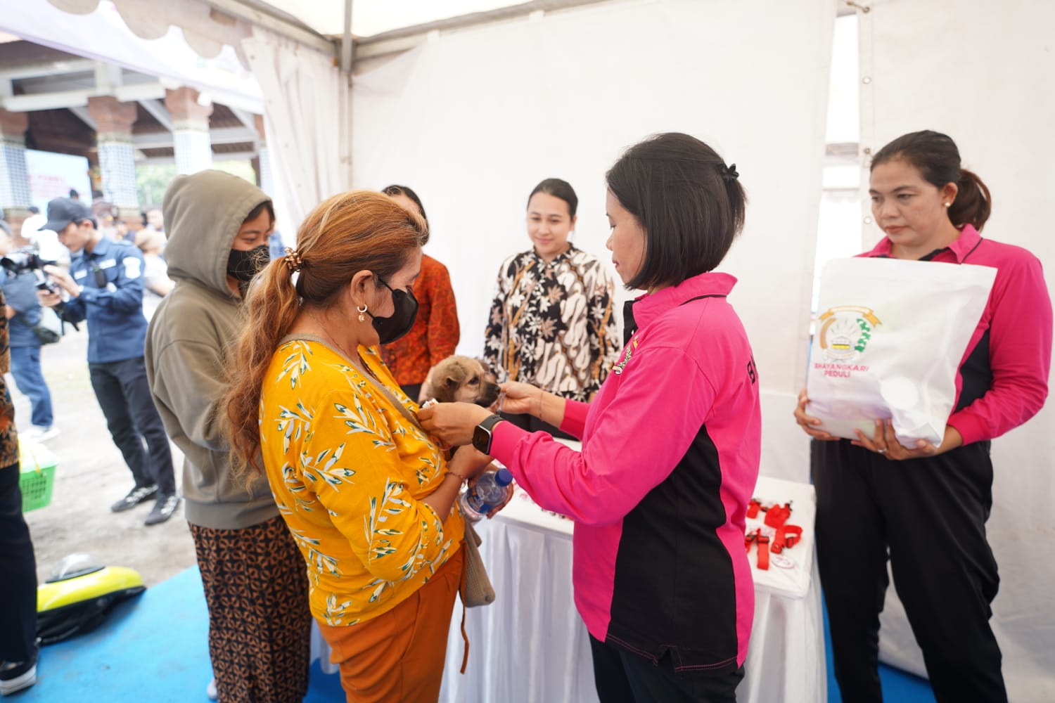 Waketum Bhayangkari Ny. Martha Dedi Prasetyo kampanyekan rabies di Buleleng.