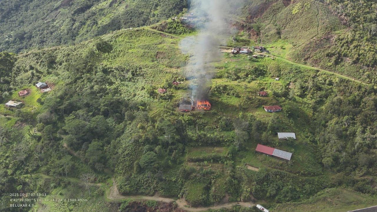 KKB Ngalum Kupel membakar SMP Negeri Kiwirok di Pegunungan Bintang.