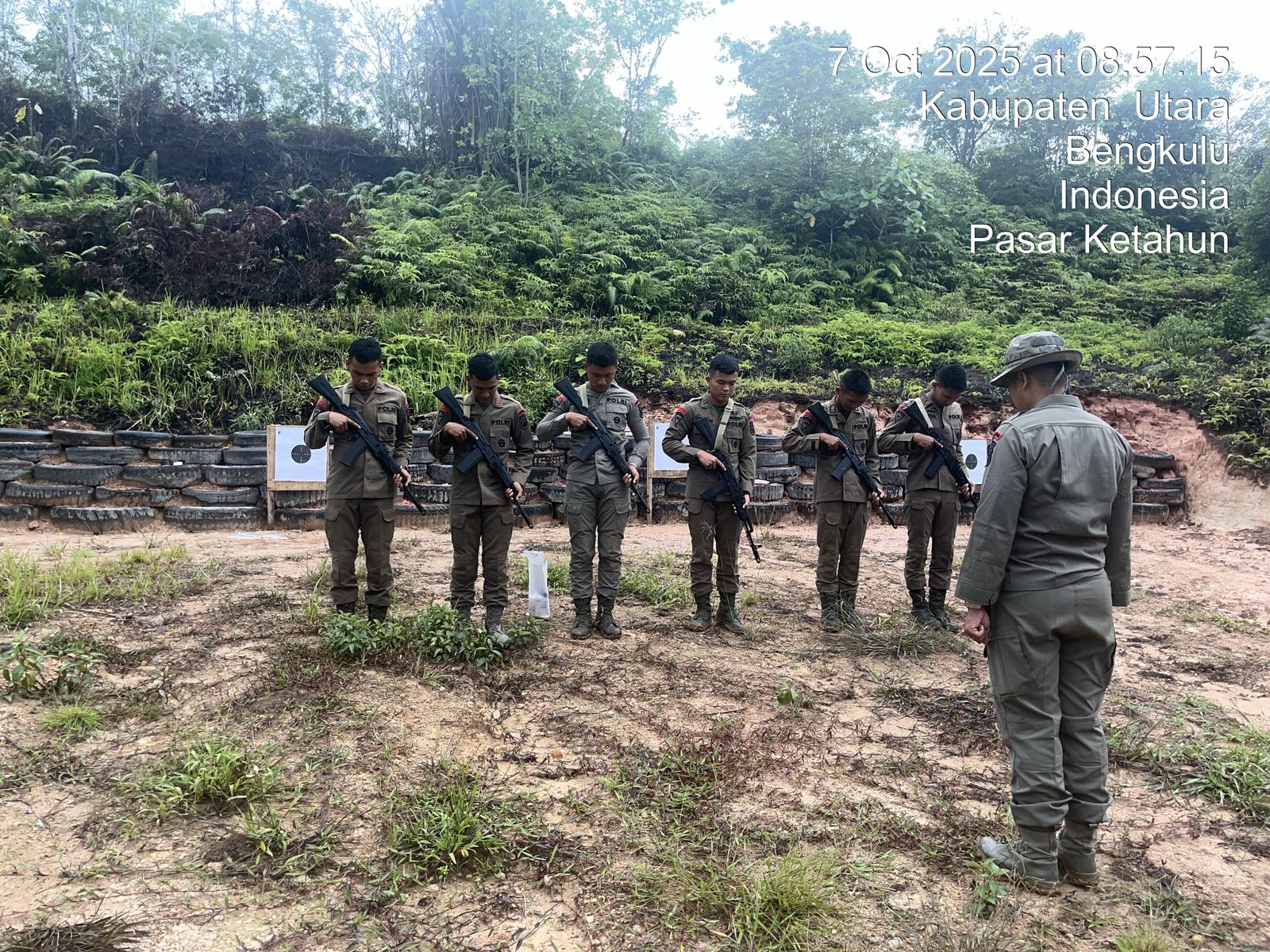 Personel Kompi 2 Batalyon C Pelopor Satbrimob Polda Bengkulu melaksanakan latihan menembak