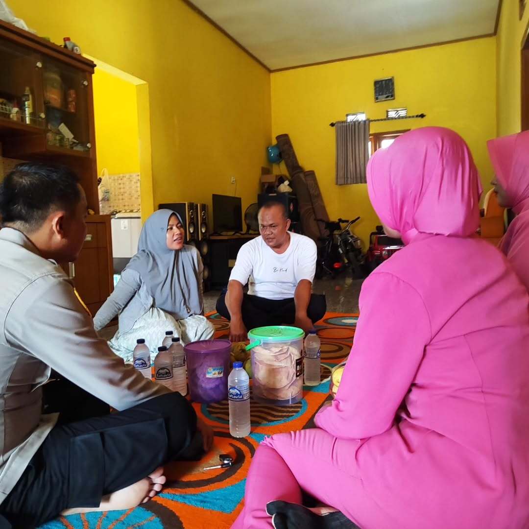 Ketua Bhayangkari Kasokandel, Ny. Sri Wulan, bersama Kapolsek Ipda A. Rusdianto menjenguk istri Bripka Asep yang sakit.