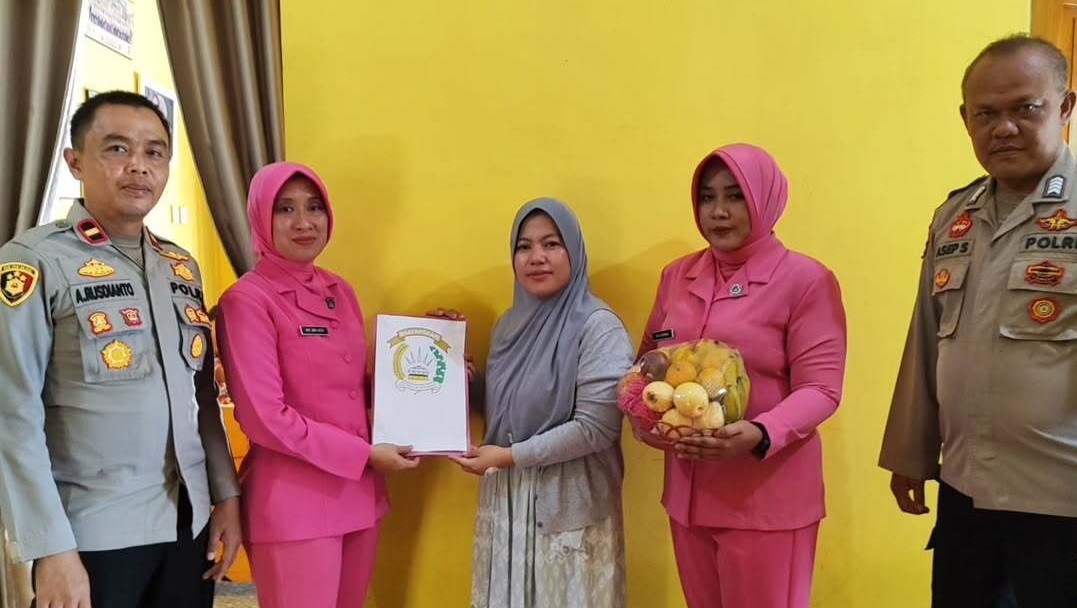 Kunjungan ini menjadi wujud kepedulian dan kebersamaan di lingkungan Polri. Kunjungan ini menjadi wujud kepedulian dan kebersamaan di lingkungan Polri.