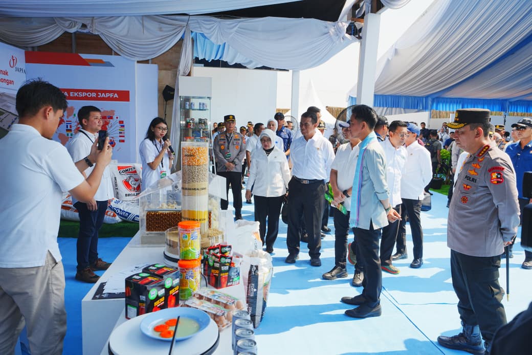Kapolri dampingi Wakil Presiden Gibran Rakabuming Raka meninjau pameran inovasi pertanian
