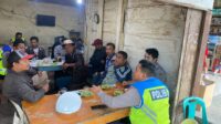 Polisi menyapa warga sambil memberikan edukasi tertib berlalu lintas untuk menciptakan keselamatan dan kedekatan dengan masyarakat.
